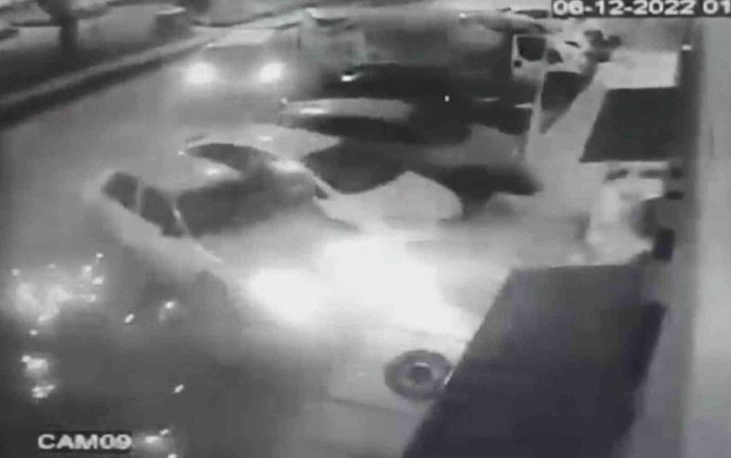 Kavşakta Çarpışan Otomobil Ve Hafif Ticari Araç Park Halindeki Araçların Arasına Daldı