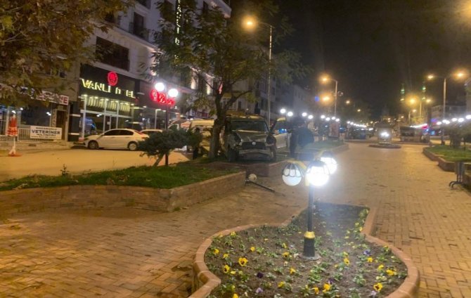Kavşakta Çarpışan Otomobil Ve Hafif Ticari Araç Park Halindeki Araçların Arasına Daldı