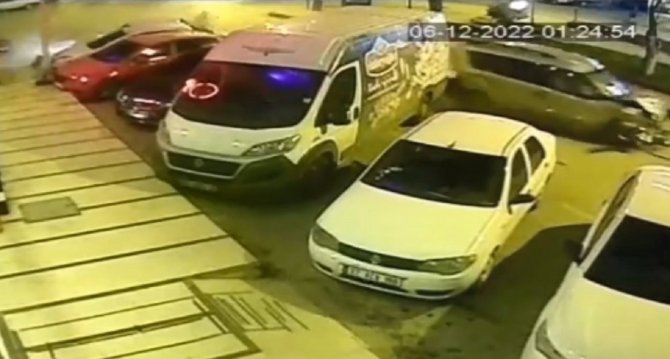 Kavşakta Çarpışan Otomobil Ve Hafif Ticari Araç Park Halindeki Araçların Arasına Daldı