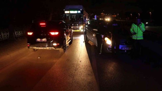 İ̇ki Otomobil Kafa Kafaya Çarpıştı: 4 Yaralı