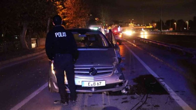 İ̇ki Otomobil Kafa Kafaya Çarpıştı: 4 Yaralı