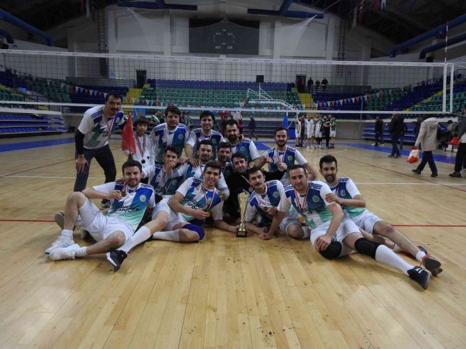 Voleybol Turnuvasında Şampiyon Gediz Ardıç Ormanspor