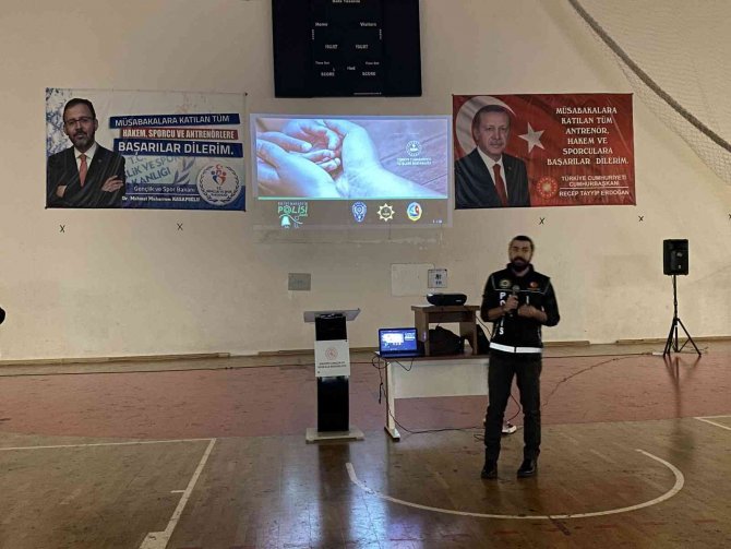 Maltepe’de Ebeveynlere Narkorehber Semineri Verildi