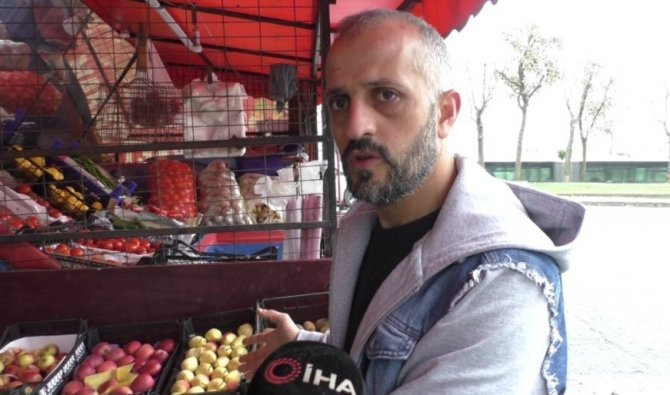 Sultangazi’de Markete Dadanan Hırsızlar Kamerada: Meyveleri Yanında Getirdiği Koliye Doldurdu
