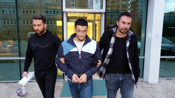 Cep Telefonunu Gasp Ettiler, Banka Hesabındaki Paraları Hesaplarına Aktardılar