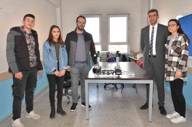 Öğretmen Ve Öğrenciler Kendi 3 Boyutlu Yazıcılarını Yaptı