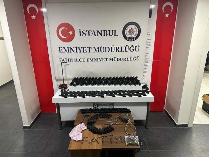 İ̇stanbul’da Cephanelik Gibi Eve Operasyon Kamerada