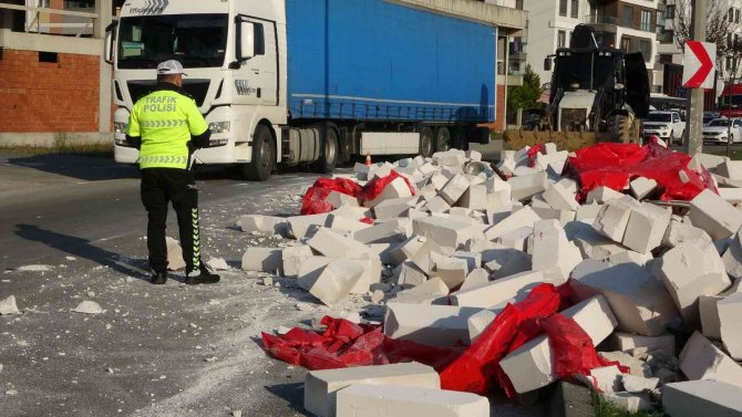 Ordu’da Tırdan Yola Dökülen Gaz Beton, Trafiği Aksattı