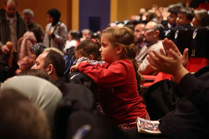 Özel Gereksinimli Gencin Hikayesinden Oluşturulan Sahne Duygulandırdı