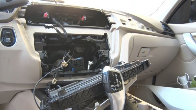 İ̇stanbul’da Lüks Otomobillerden Konsol Ve Gösterge Hırsızlığı Kamerada