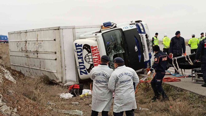 Nakliye Kamyonu Devrildi, 1 Kişi Hayatını Kaybetti