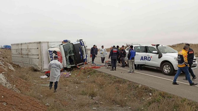 Nakliye Kamyonu Devrildi, 1 Kişi Hayatını Kaybetti
