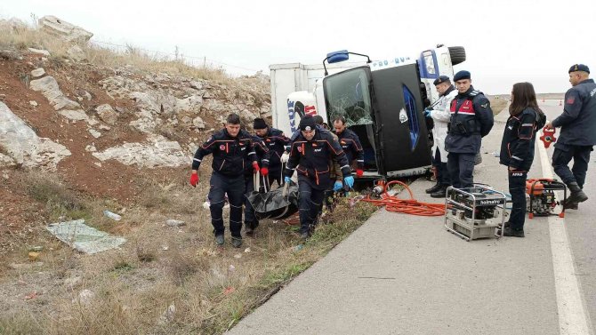 Nakliye Kamyonu Devrildi, 1 Kişi Hayatını Kaybetti