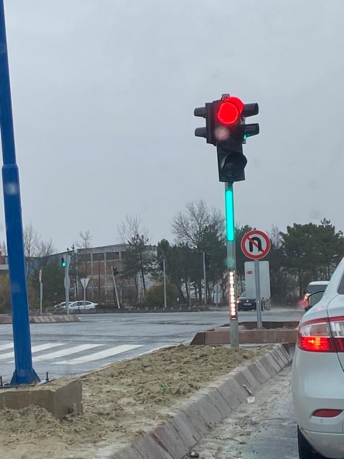Akıllı Kavşakta Trafik Işığının Kafası Karıştı: Üstte Kırmızı, Altta Yeşil Yandı