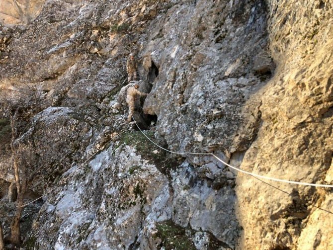 Tunceli’de Teröristlere Ait 15 Sığınak İmha Edildi