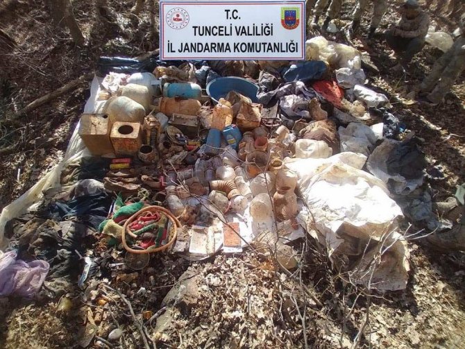 Tunceli’de Teröristlere Ait 15 Sığınak İmha Edildi