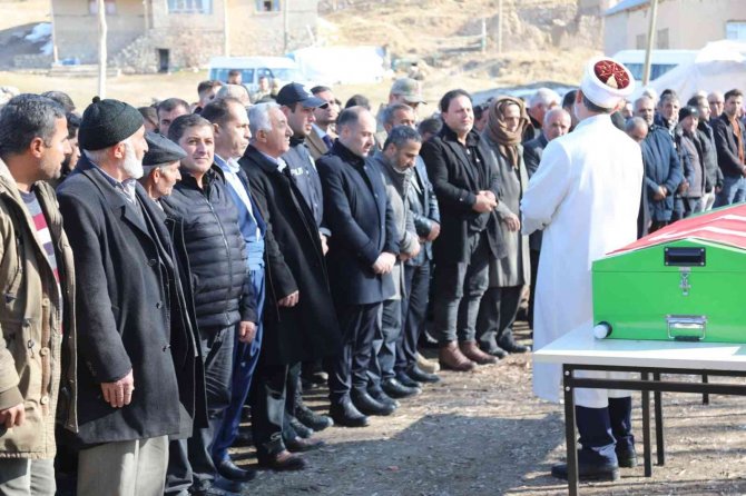 Kalp Krizi Sonucu Hayatını Kaybeden Lise Öğrencisi Gözyaşları Arasında Toprağa Verildi