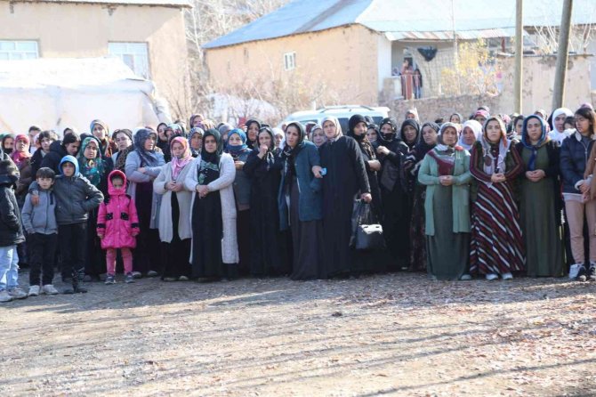 Kalp Krizi Sonucu Hayatını Kaybeden Lise Öğrencisi Gözyaşları Arasında Toprağa Verildi
