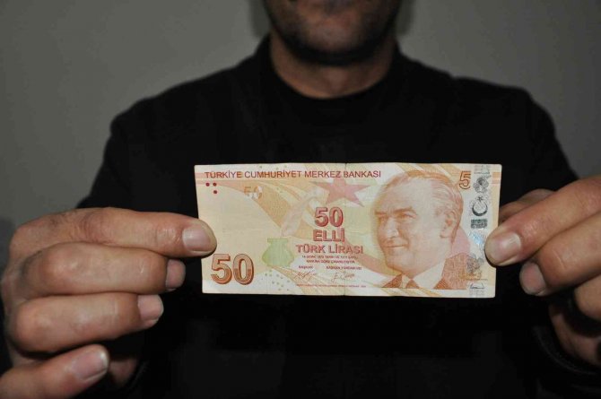 50 Lirada Sıfır Olmadığını Parasını Sayarken Fark Etti