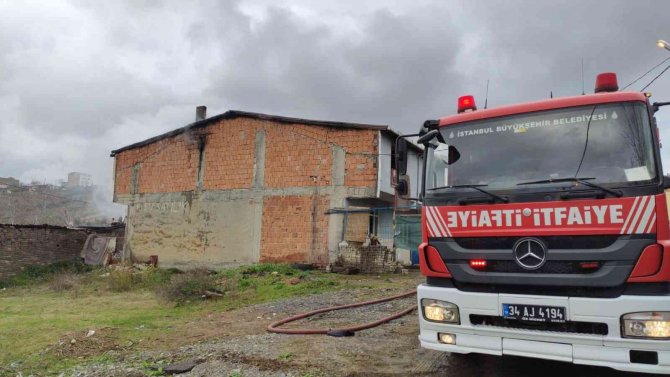 Sultangazi’de Öz Oğlu Tarafından Yakılmak İstenen Kadının Evi Kundaklandı