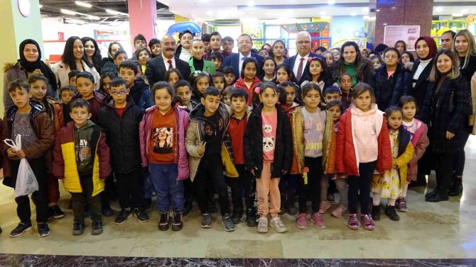 Vali Polat, Köy Okulu Öğrencileriyle “Buğday Tanesi” Filmini İzledi