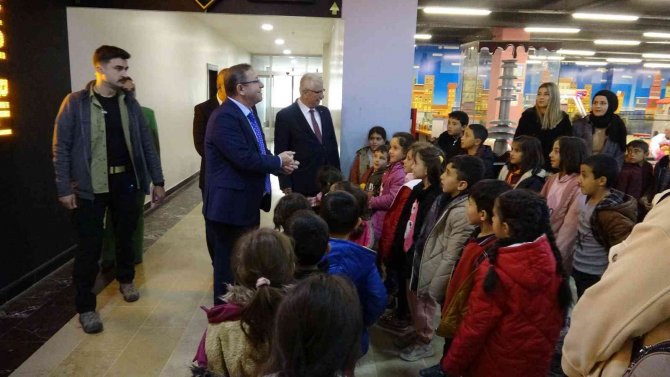 Vali Polat, Köy Okulu Öğrencileriyle “Buğday Tanesi” Filmini İzledi