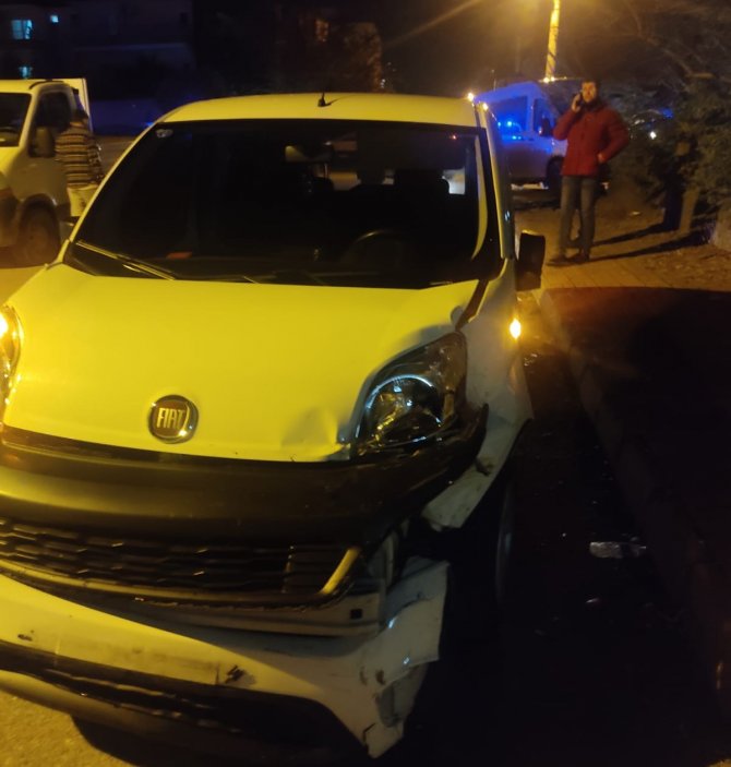 Minibüs İle Hafif Ticari Araç Çarpıştı: 1 Yaralı