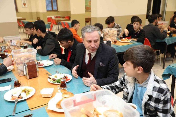 Ağrı Milli Eğitim Müdürü Kökrek, Öğrencilerle Kahvaltıda Buluştu