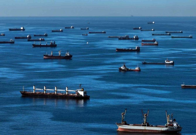 Petrol Tankerleri, İ̇stanbul Boğazı Açıklarında Sıraya Girdi