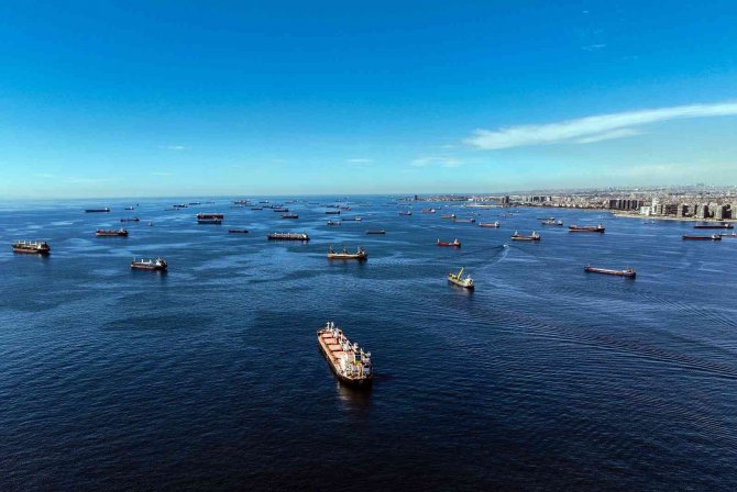 Petrol Tankerleri, İ̇stanbul Boğazı Açıklarında Sıraya Girdi