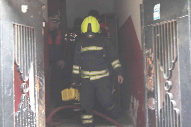 Sigarayla Uyudu, Sünger Tutuşunca Çıkan Yangın Çıktı