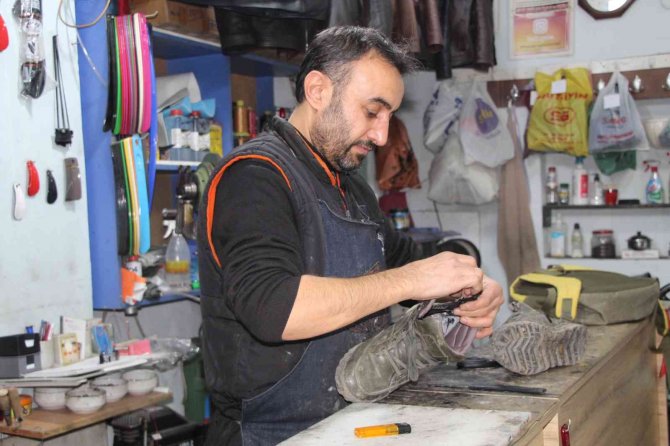 Ayakkabı Fiyatlarındaki Artış Tamircilere İş Yoğunluğu Getirdi