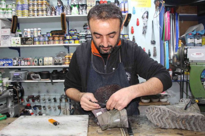 Ayakkabı Fiyatlarındaki Artış Tamircilere İş Yoğunluğu Getirdi