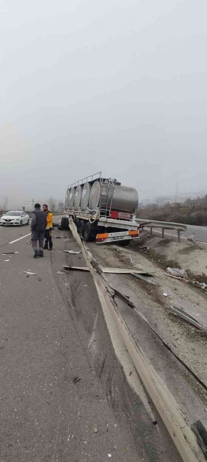 Bilecik’te Süt Yüklü Tır Bariyerlere Çarptı, Sürücüsü Yaralandı