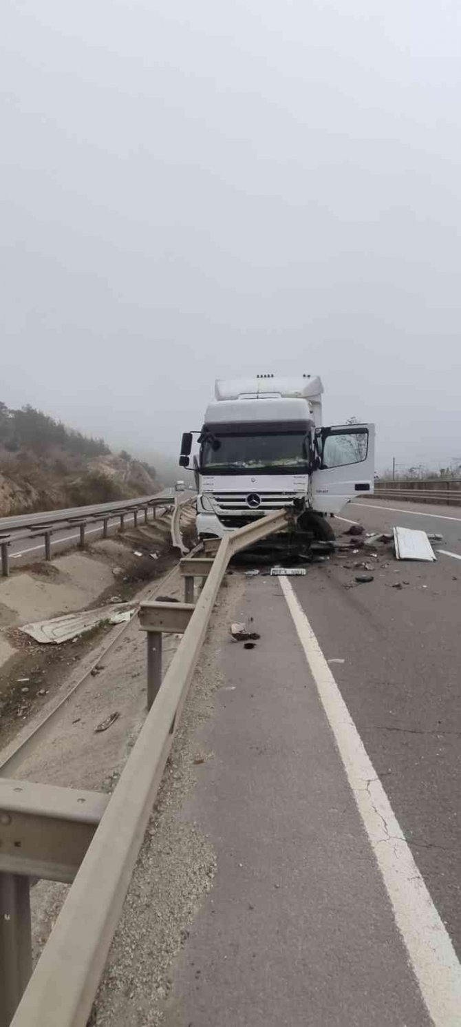 Bilecik’te Süt Yüklü Tır Bariyerlere Çarptı, Sürücüsü Yaralandı