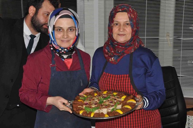 Kadınlar Mutfağın Püf Noktalarını Öğreniyor