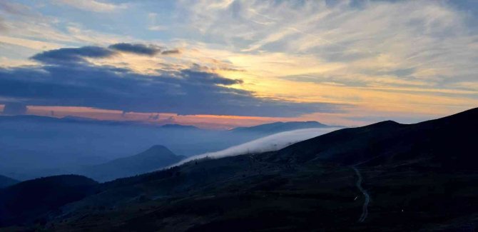Bulutların Dağların Yamacından Süzülüşü Mest Etti