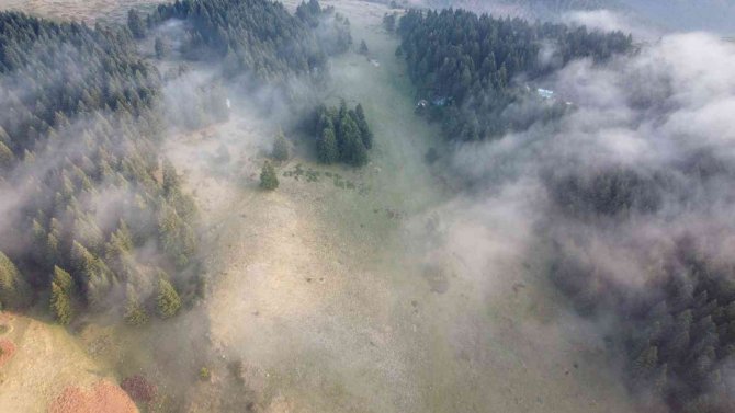 Bulutların Dağların Yamacından Süzülüşü Mest Etti