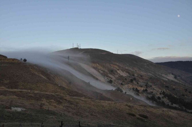 Bulutların Dağların Yamacından Süzülüşü Mest Etti