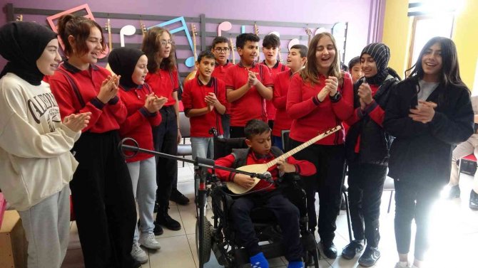 Tekerlekli Sandalyesiyle Arkadaşlarına Rol Model Oldu