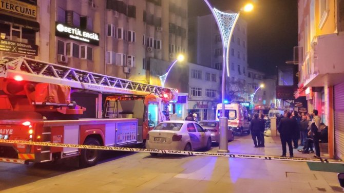 8 Katlı Binanın Çatısına Çıktı, Polis Güçlükle İkna Etti