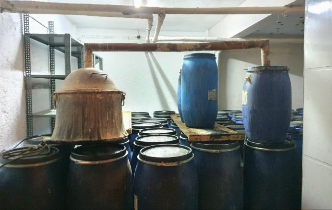 Depo Olarak Kullanılan Bağ Evinde 12,5 Ton Kaçak İçki Ele Geçirildi