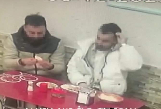Para Ödememek İçin Saçını Koparıp Yemeğe Koydu, O Anlar Kameralara Yansıdı