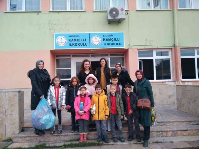 Miniklerden Kırsaldaki Arkadaşlarına Kitap Ve Oyuncak