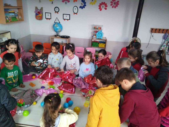 Miniklerden Kırsaldaki Arkadaşlarına Kitap Ve Oyuncak