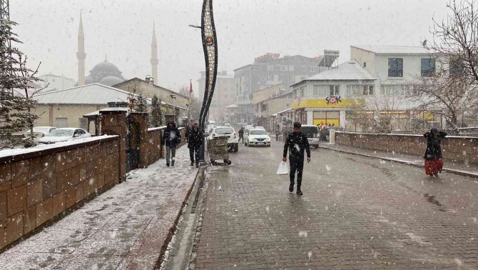 Karlıova’da Kar Yağışı Başladı