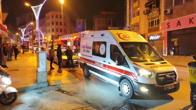 8 Katlı Binanın Çatısına Çıktı, Polis Güçlükle İkna Etti
