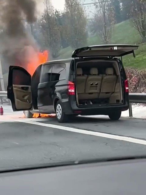 İ̇stanbul Tem’de Araç Alevlere Teslim Oldu: Trafik Durdu