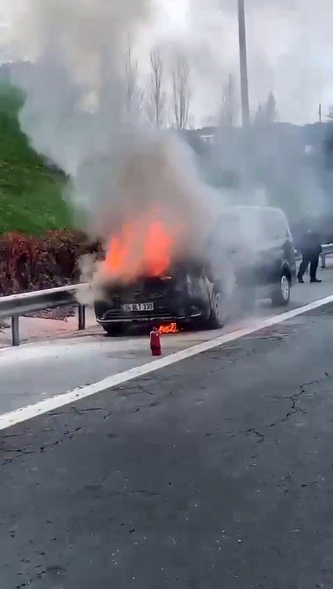 İ̇stanbul Tem’de Araç Alevlere Teslim Oldu: Trafik Durdu
