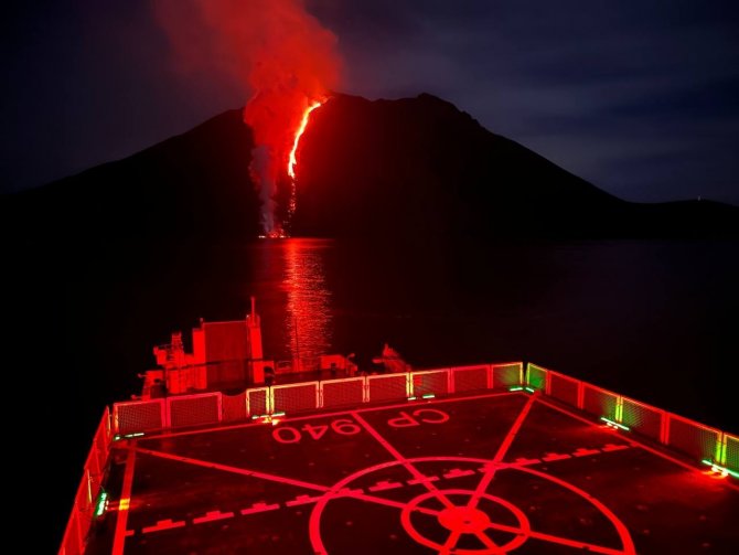 Stromboli Yanardağı Lav Püskürtmeye Devam Ediyor